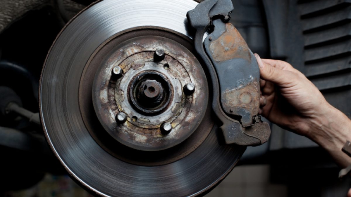 Imagem ilustrativa de disco e pastilhas de freio automotivo